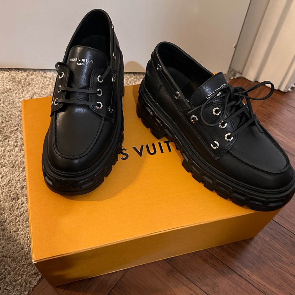 Louis Vuitton BRAND NEW 2025 Black leather Record LV women’s shoes.